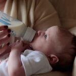 À quel âge bébé doit-il passer de biberon à tasse Les meilleures astuces