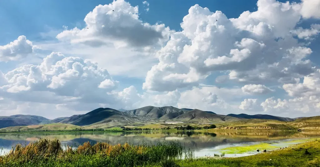 Le secret des nuages : Découvrez pourquoi ils flottent dans le ciel - Science atmosphérique et météorologie
