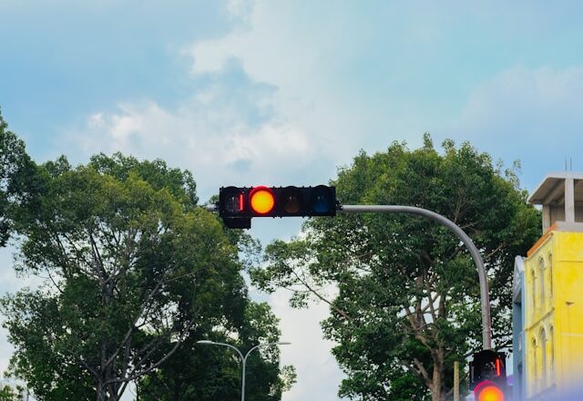 Pourquoi les Feux de Signalisation sont Horizontaux : Explication et Curiosités Routières