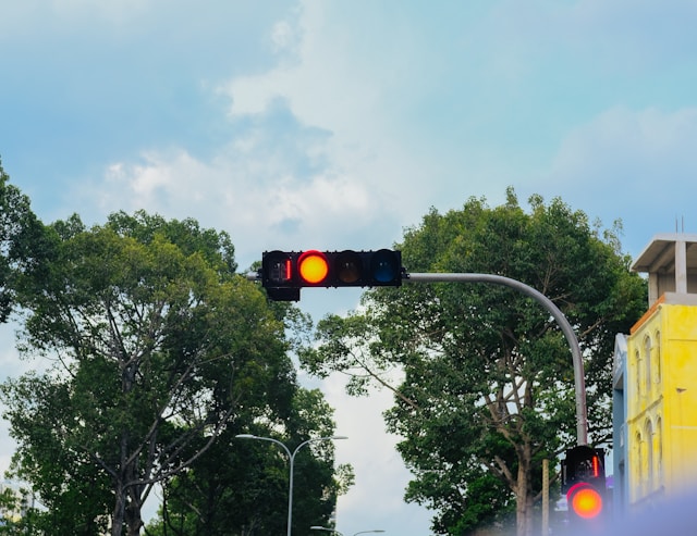 Pourquoi les Feux de Signalisation sont Horizontaux : Explication et Curiosités Routières