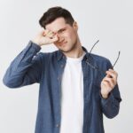 Pression oculaire : pourquoi la hauteur de votre oreiller pourrait abîmer vos yeux