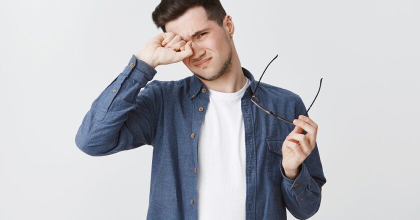 Pression oculaire : pourquoi la hauteur de votre oreiller pourrait abîmer vos yeux