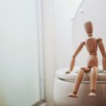 Scroller aux toilettes : l&rsquo;habitude anodine qui malmène votre corps