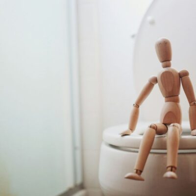 Scroller aux toilettes : l’habitude anodine qui malmène votre corps