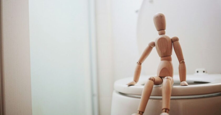 Scroller aux toilettes : l’habitude anodine qui malmène votre corps