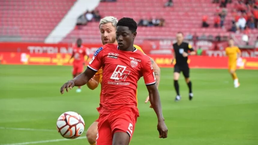 À la découverte d’Ahmad Ngouyamsa : le maître de Rodez en défense. À la découverte d’Ahmad Ngouyamsa : le maître de Rodez en défense.