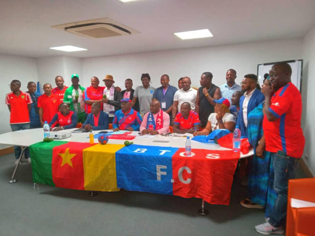 Douala : L’Asb révolutionne l’atmosphère enflammée entre les supporters dans les tribunes