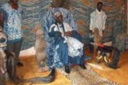 Bangoua : le chef traditionnel brandit ses forces mystiques pour faire respecter l’ordre