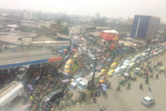 Paralysie automobile à Douala : l&rsquo;impact dévastateur sur les activités