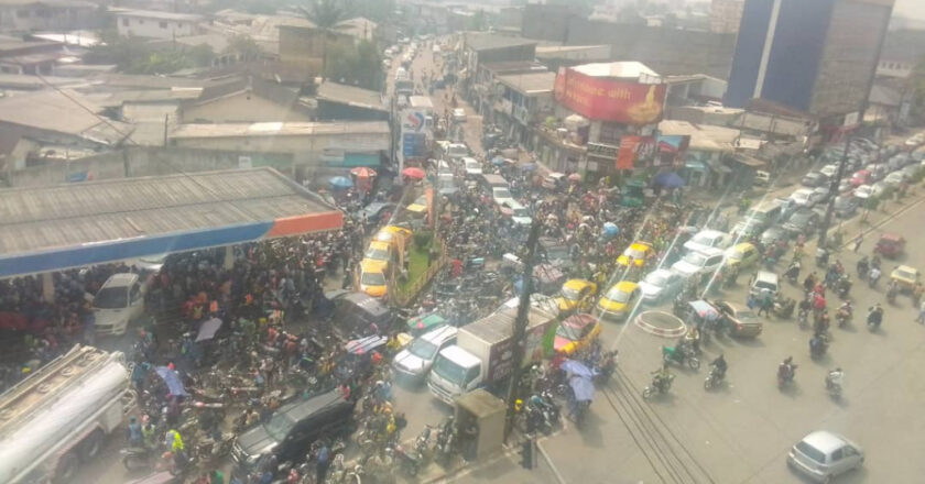 Paralysie automobile à Douala : l’impact dévastateur sur les activités