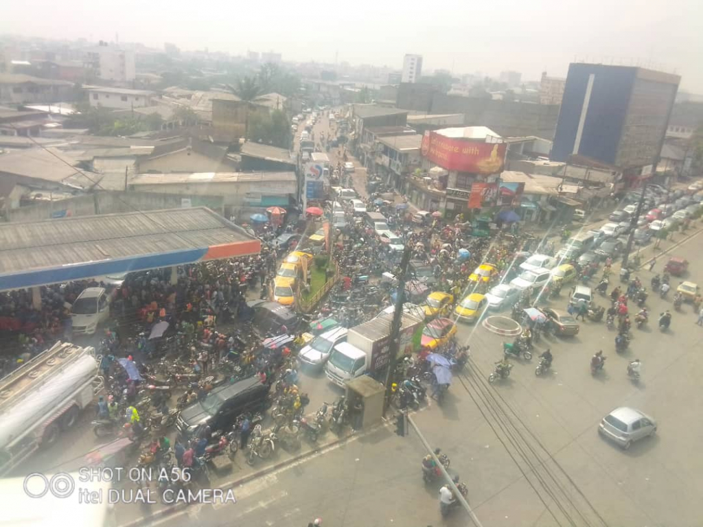 Paralysie automobile à Douala : l’impact dévastateur sur les activités