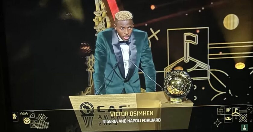 Coup de foudre au CAF Awards 2023 : Victor Osimhen sacré Joueur de l’année !