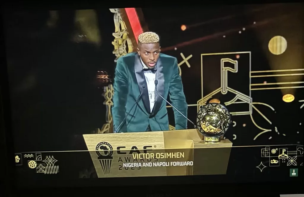 Coup de foudre au CAF Awards 2023 : Victor Osimhen sacré Joueur de l’année !