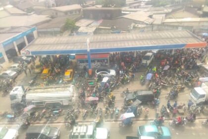 Ministre de l&rsquo;Énergie rassure la population sur la disponibilité du carburant, le marché noir gagne du terrain