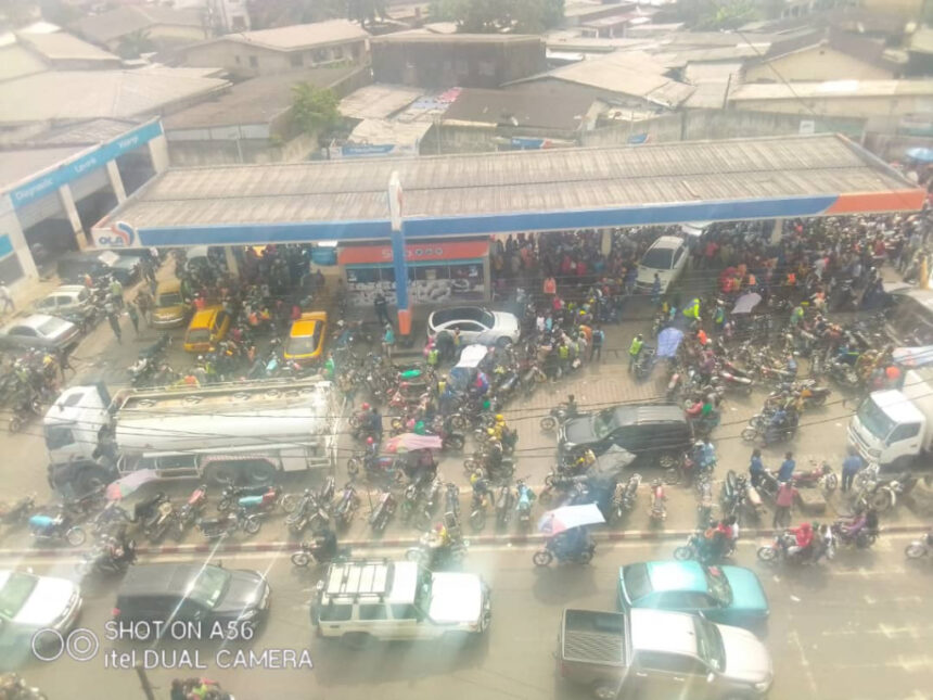 Ministre de l&rsquo;Énergie rassure la population sur la disponibilité du carburant, le marché noir gagne du terrain