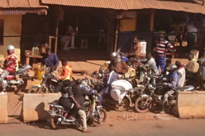 Crise du carburant à Bamboutos : Les files d’attente s’allongent alors que les usagers se disputent la première place