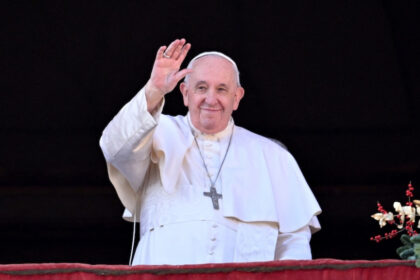 Le Pape François autorise les bénédictions de couples de même sexe