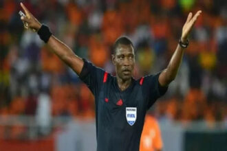 Sidi Alioum, légende de l&rsquo;arbitrage camerounais, prend sa retraite : un grand nom du football s&rsquo;en va