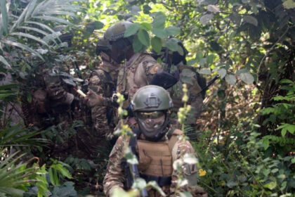 300 parachutistes envahissent le ciel de Yamoussoukro ce vendredi – une démonstration de force et de défense