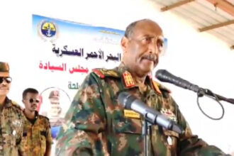 Le Chef militaire soudanais promet de rendre compte du retrait de Wad Madani, critique les forces politiques – Analyse de la situation actuelle