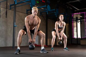 Le swing kettlebell : l’exercice ultra-efficace qui sculpte tout votre corps (sans que vous le réalisiez)