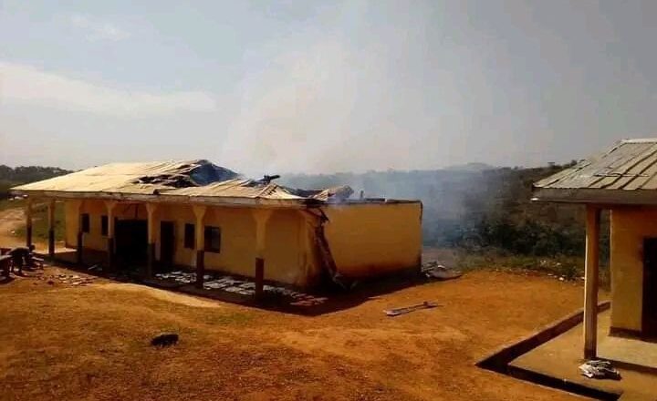 Les combattants Ambazoniens incendient le GTHS Esu, enlèvent élèves et enseignants