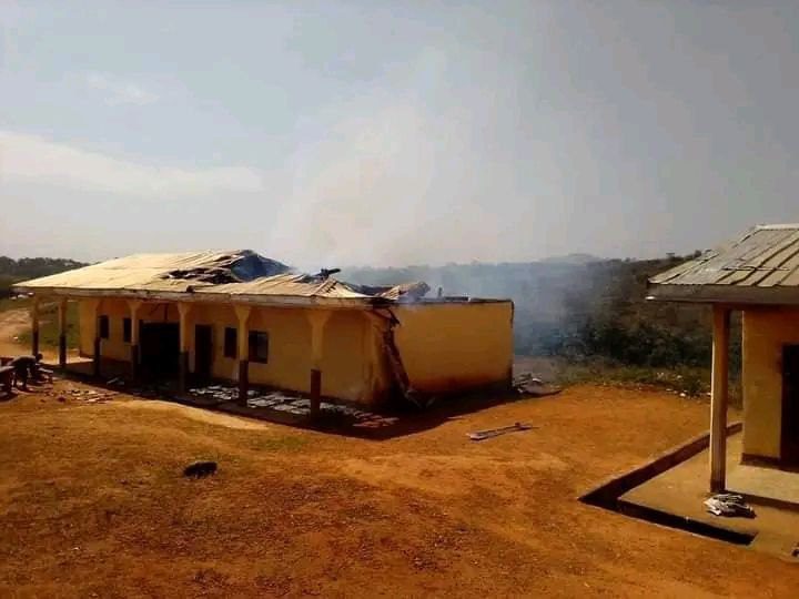 Les combattants Ambazoniens incendient le GTHS Esu, enlèvent élèves et enseignants