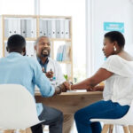 NIGERIA : Un médecin dénonce des hommes après qu’un homme marié ait refusé que sa femme blessée soit soignée car elle devait cuisiner – Une histoire choquante de sexisme