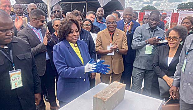 La Première Dame de la République pose la première pierre du Liceu Eiffel à Moxico en Angola
