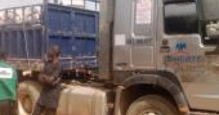 L’armée nigériane intercepte 2 camions Dangote et 3 autres transportant des marchandises interdites vers le Cameroun