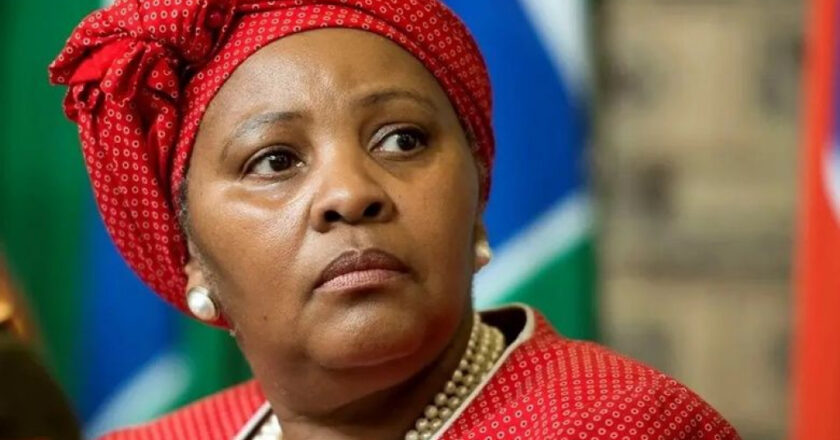 Scandale en Afrique du Sud : l’ancienne présidente du Parlement, Nosiviwe Mapisa-Nqakula, accusée de corruption et blanchiment d’argent