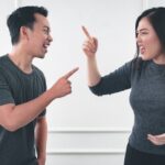 Jalousie des hommes mon petit ami me traite de menteuse et d'infidèle avec un collègue de travail - Comment gérer l'ultimatum