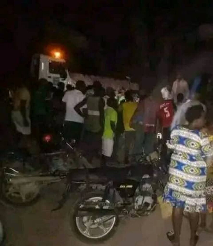 Accident tragique à Douala : un taxi écrasé par un poids lourd, trois morts