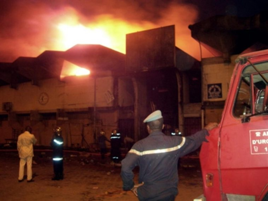 Urgent : Un violent incendie ravage le marché central de Douala