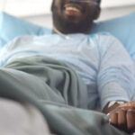 Opération au dos : pourquoi cet homme a coupé les ponts avec ses amis – Témoignage poignant