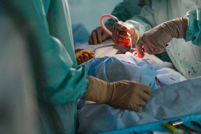 Opération réussie : Les médecins Angolais retirent une tumeur de 3 kg à l’hôpital général