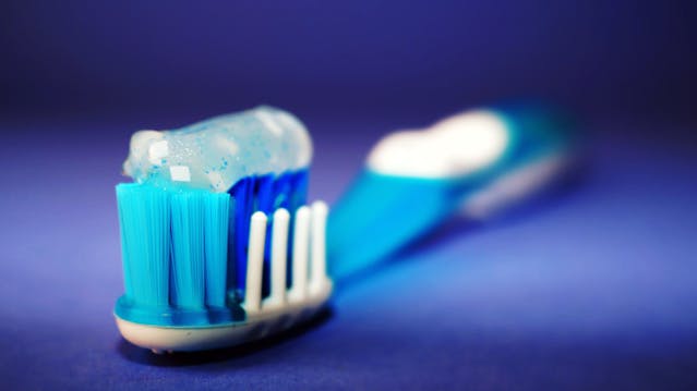 Pour une meilleure santé dentaire : pourquoi éviter de rincer les dents après le brossage ?
