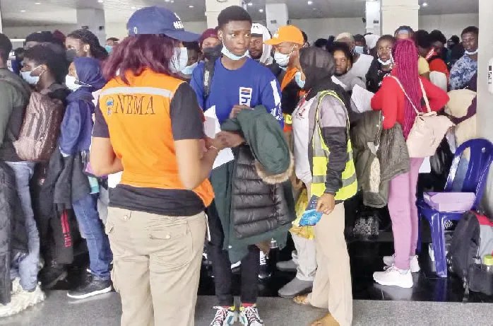 400 Nigérians expulsés des Émirats : Accueil par les agences fédérales à l’aéroport d’Abuja