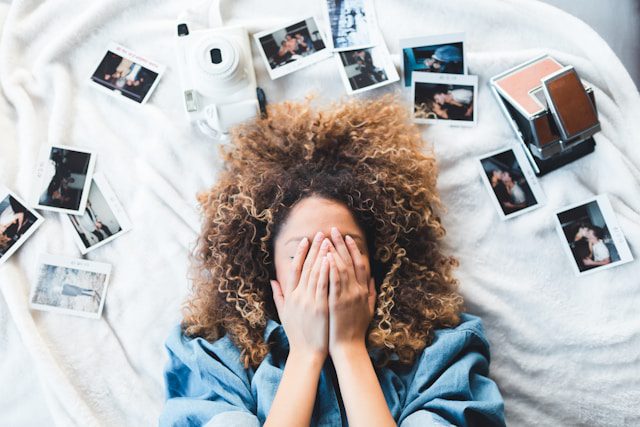 Je l’ai aimé, aidé et soutenu dans la pauvreté et pour son voyage, pour qu’il me largue enceinte, qu’il ne gère pas les relations à distance