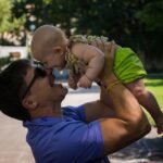 Parentalité Douce : 5 Avantages Clés Qui Divisent les Générations