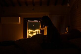 Les Liens Cachés Entre Anxiété et Troubles du Sommeil (Et Comment s’en Sortir)