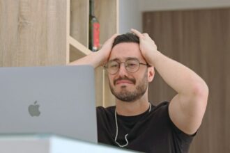 J&rsquo;ai donné 1 500 000 Frs à ma petite amie pour son voyage, après elle m&rsquo;a largué