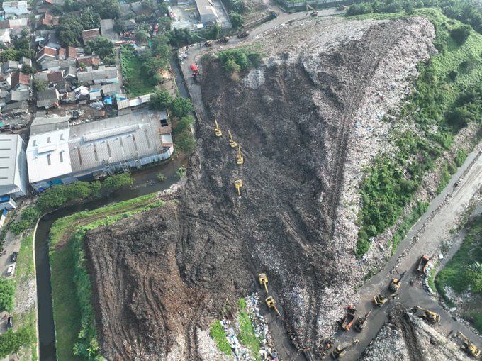 Tragédie à Jakarta : la montagne de déchets qui a tué sept personnes Tragédie à Jakarta : la montagne de déchets qui a tué sept personnes