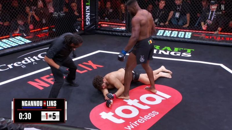 Francis Ngannou terrasse Philipe Lins