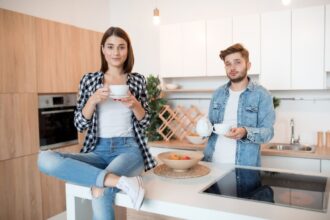 Je l&rsquo;ai aidée, elle a fini par installer son homme chez moi