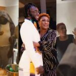 « On veut une femme et des enfants, pas une voiture ! » : le coup de pression viral de la mère de Burna Boy