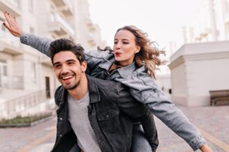 5 façons de donner envie à une femme de s’attacher à vous, sans jouer un rôle