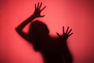 Féminicides au Cameroun : le pays sous le choc, la loi toujours bloquée